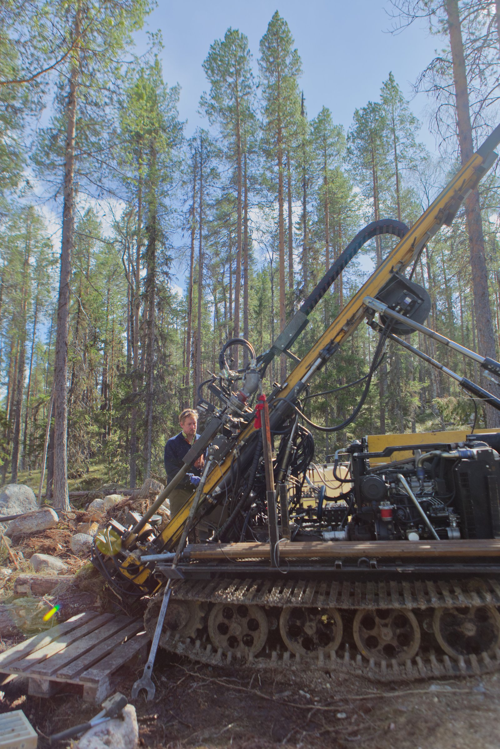 Detalj av borrigg i skogsmiljö